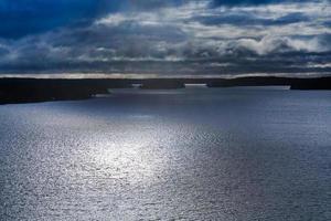 petites îles de pierre dans le fjord suédois au clair de lune photo