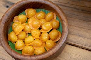 c'est un dessert thaïlandais, appelé jaune de haricot mungo medkanoon. il est fabriqué à partir de pâte de haricot mungo formée de jaune d'œuf et de sucre. photo