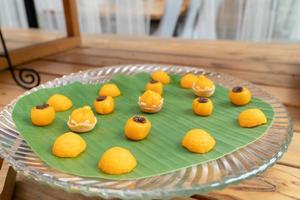 2 desserts sucrés thaïlandais à l'élégance traditionnelle sont la couronne du chef jamongkut et la charmante lune sanaychan. ce sont des desserts de chance et de bonne fortune en thaïlande.