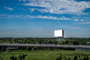 panneau d'affichage de l'espace vide à partir d'un zoom arrière et d'une vue lointaine dans le ciel ouvert. chemin de détourage. photo