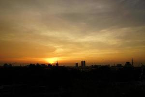 Vue d'ensemble du paysage urbain avec un ciel ouvert au crépuscule. ville de bangkok, thaïlande. photo