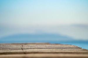 terrasse en bois vintage sur la plage avec mer bleue, océan, fond de ciel photo