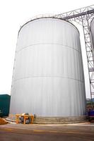 le conteneur de tôle de silo s'installe sur le sol avec un fond blanc. photo