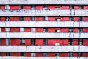 fenêtre et mur d'appartement le jour dans la ville de taipei, taiwan., combinaison entre style moderne et vintage. photo