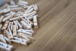 fermez beaucoup de nouveaux clips en bois sur la table en bois. photo