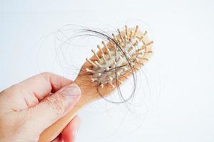 perte de cheveux chute avec brosse peigne isolé sur fond blanc. photo