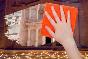 La main supprime la vue nocturne de Pétra par un chiffon orange photo
