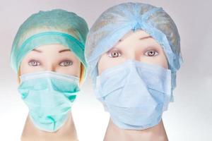 têtes de médecin factices portant une casquette et un masque chirurgicaux en textile photo