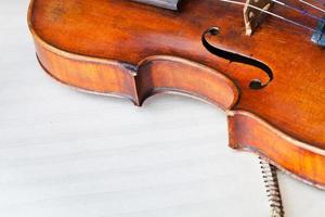 combat de violon avec f-trou sur livre de musique photo