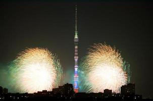 scène avec feux d'artifice et tour de télévision ostankino photo