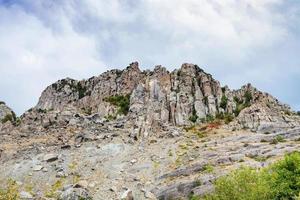 voir les rochers érodés de la montagne demerdzhi depuis le parc photo