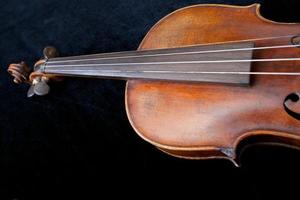 violon sur fond de velours noir photo