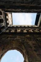 vue de dessous de l'ancienne porte de la ville romaine porta nigra photo