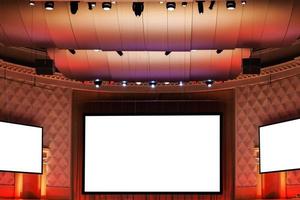 écrans de cinéma éclairés en rouge et marron