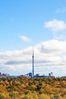 ciel bleu sur la forêt d'automne et la ville avec la tour de télévision photo