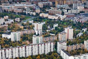 bloc de grandes maisons modernes en journée d'automne photo