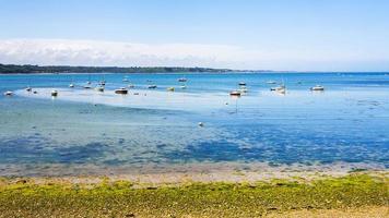 port de plaisance dans la baie d'anse de perros près de perros-guirec photo