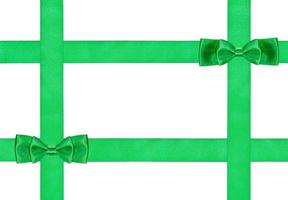 deux petits nœuds doubles verts sur quatre rubans photo