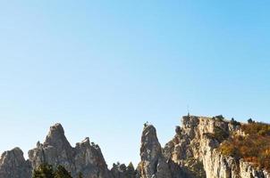 ciel bleu sur les pics ai-petri dans les montagnes de crimée photo