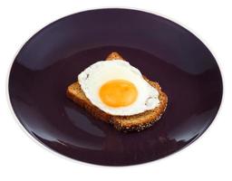 sandwich d'œuf au plat et pain de seigle grillé photo