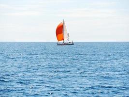 yacht à voile rouge dans la mer adriatique bleue photo