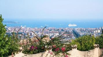 jardin et vue sur la ville de cannes en arrière-plan photo