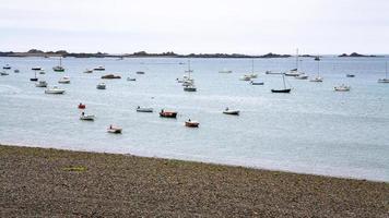 bateaux amarrés près de la plage de galets à ploubazlanec photo