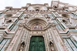 Façade de la cathédrale du Duomo de Florence le matin photo