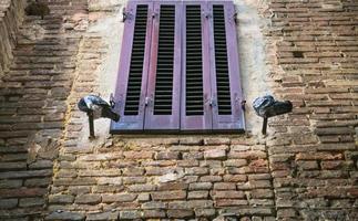 pigeons près de la fenêtre fermée de la maison médiévale photo