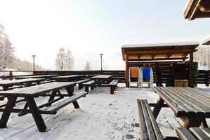 tables en bois vides dans un restaurant de montagne photo