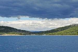 vue sur les terres vertes de la dalmatie depuis la mer adriatique photo