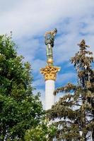 monument ukrainien à berehynia à kiev photo