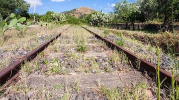 chemin de fer de pays abandonné en sicile photo