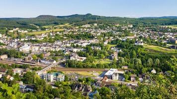 vue panoramique sur la ville de gerolstein en été photo