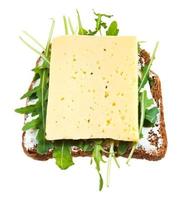 sandwich au pain de seigle, fromage et roquette fraîche photo