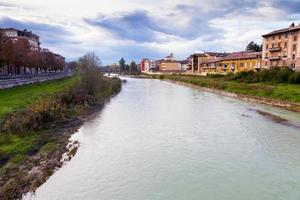 vue sur le pont à travers la rivière parme, italie photo