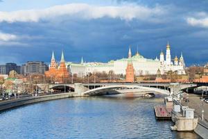 le soleil illumine le kremlin de moscou en automne photo