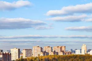 ciel bleu avec des nuages au-dessus des maisons modernes en automne photo