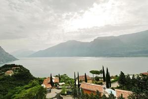 vue sur la ville de tremosine et le lac de garde photo