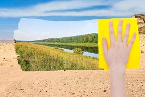 la main supprime le désert par un tissu jaune photo