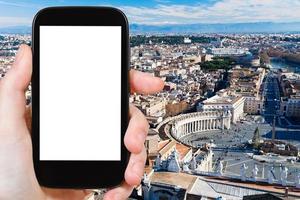 Smartphone avec écran découpé et place Saint-Pierre photo