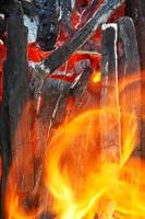 flamme sur bois brûlant gros plan photo