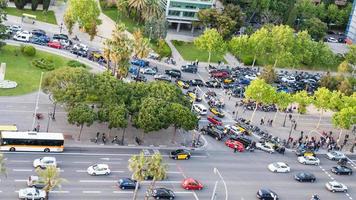 circulation automobile sur la diagonale de l'avinguda à barcelone photo