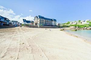 plage de sable urbaine dans la ville bretonne de perros-guirec photo
