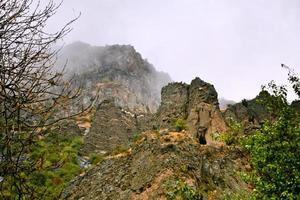 falaise avec grotte près du monastère de geghard, arménie photo