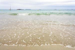 yacht près de la plage de sable de la ville de perros-guirec photo