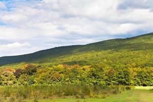 pied des montagnes du Caucase photo