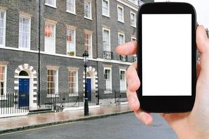 téléphone avec écran découpé et maison de Londres photo