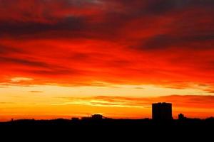 ciel dramatique de lever de soleil rouge foncé et jaune photo