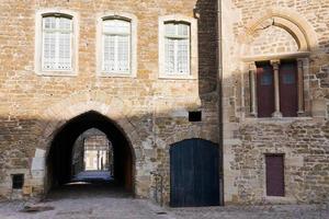 cour urbaine dans le centre historique de boulogne, france photo